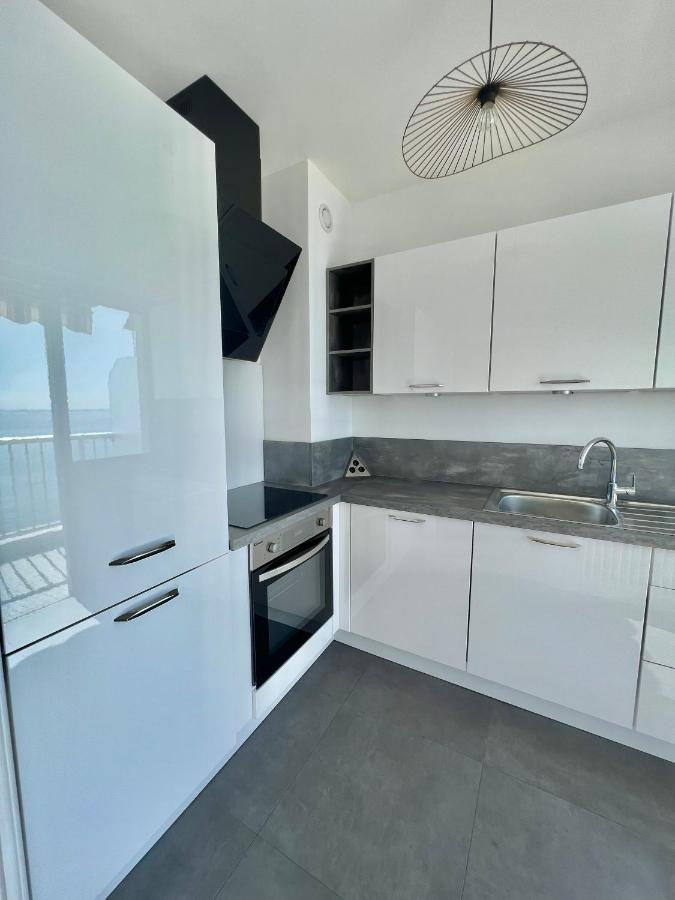 Seaviews By Jenni Menton, La Suite, Superbe Front De Mer, Top Emplacement Avec Terrasse Et Parking! Exteriör bild